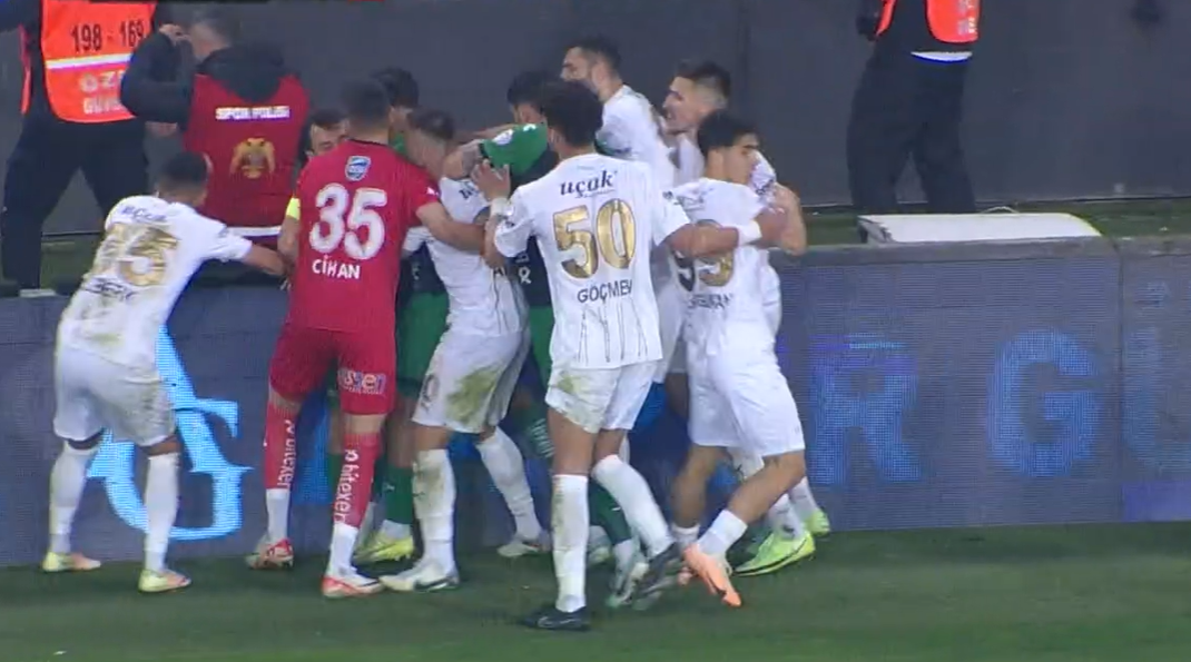 Sakaryaspor - Manisa FK maçında şok kavga!