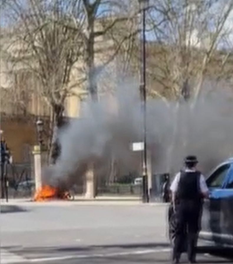 Buckingham Sarayı’nın önünde elektrikli bisiklet patladı