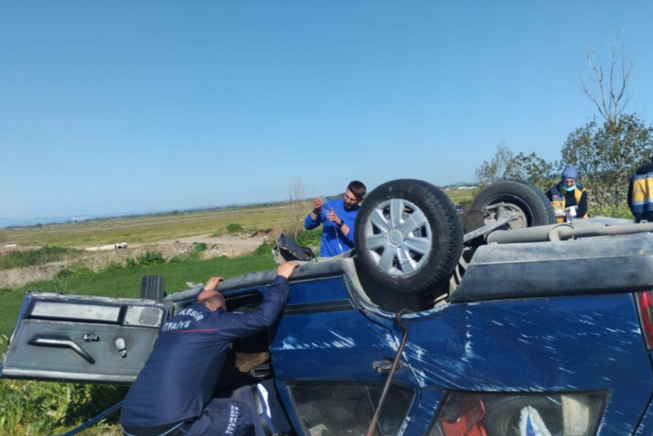 Balıkesir'de iki otomobil çarpıştı 4 kişi yaralandı