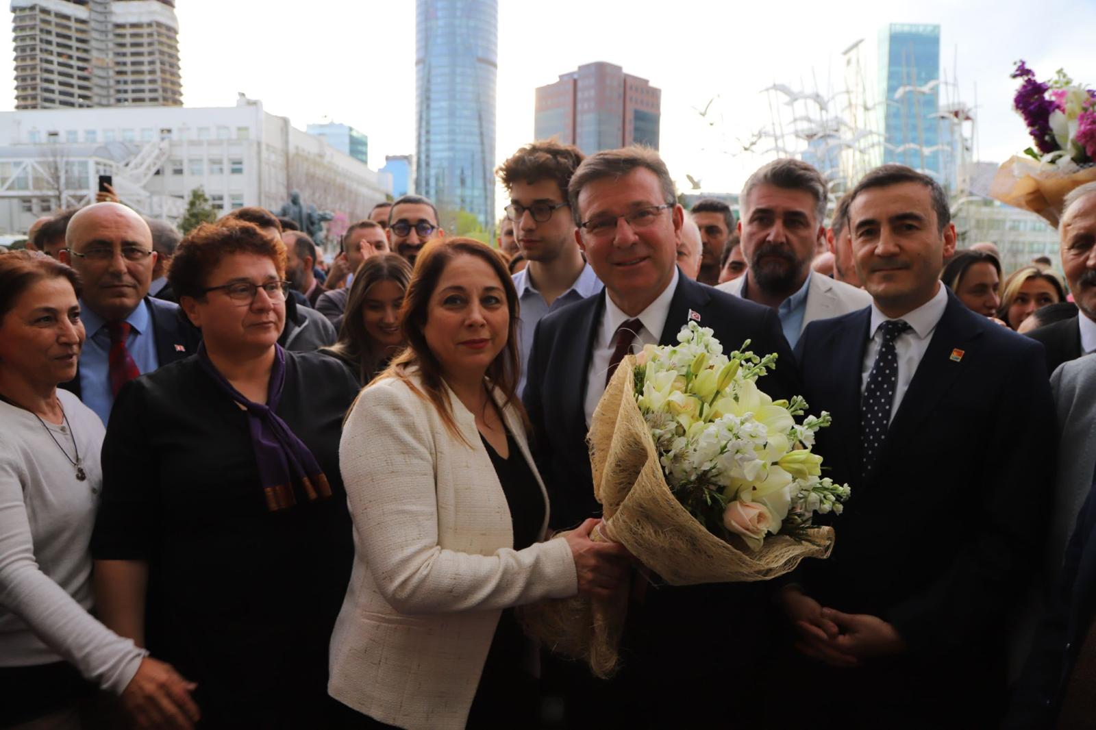 Sarıyer Belediye Başkanı Mustafa Oktay Aksu, mazbatasını alarak görevine başladı