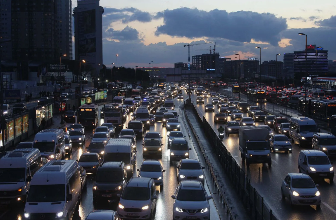 Karadeniz’i İstanbul’a bağlayan D-100 karayolunda trafik yoğunluğu arttı