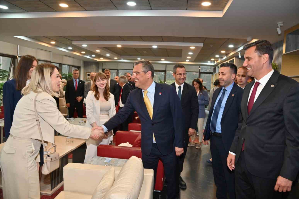 Başkan Zeyrek'e ilk ziyaret Özgür Özel'den