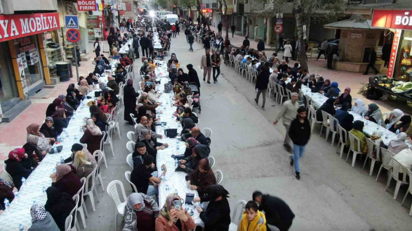 Elazığ Belediye Başkanı Şerifoğulları’ndan 5 bin kişilik iftar yemeği