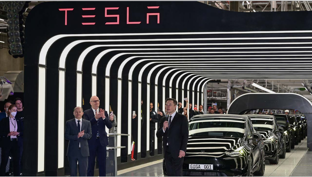 Tesla Almanya'daki fabrikasında çalışan 400 kişiyi işten çıkaracak!