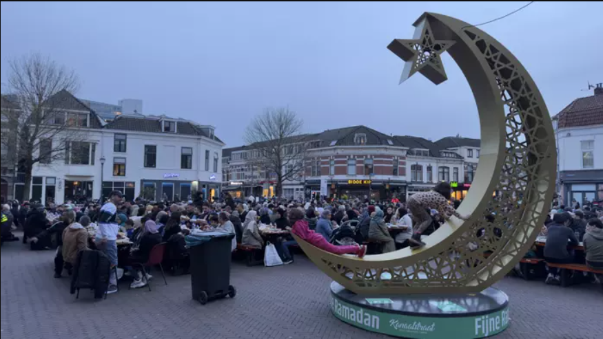 Hollanda'da Cami Önünde Iftar Yapıldı
