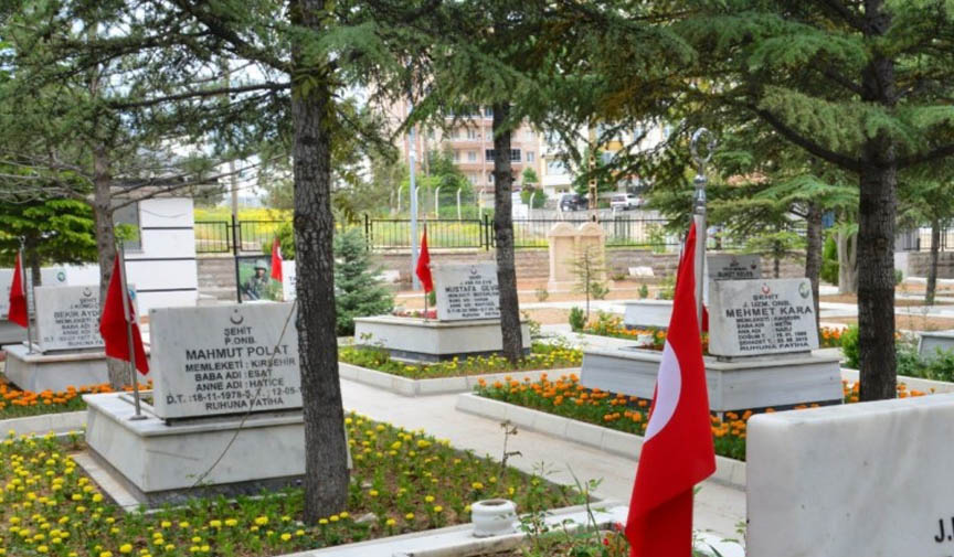 şehit mezarlarında türk bayrağı yok iddasına yanıt