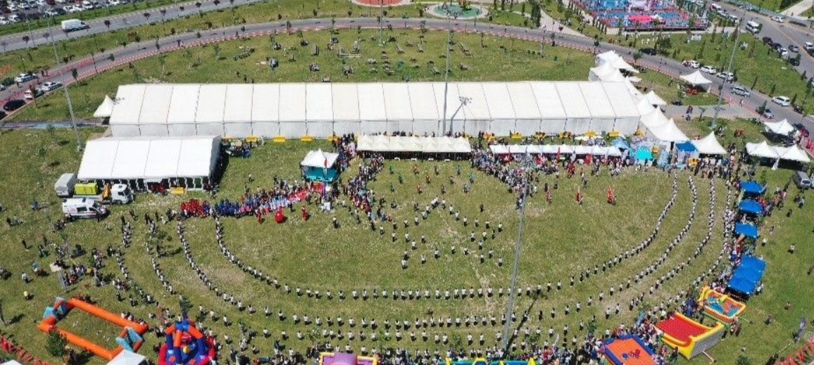 Öğrencilerden ay-yıldızlı ‘zeybek’ gösterisi