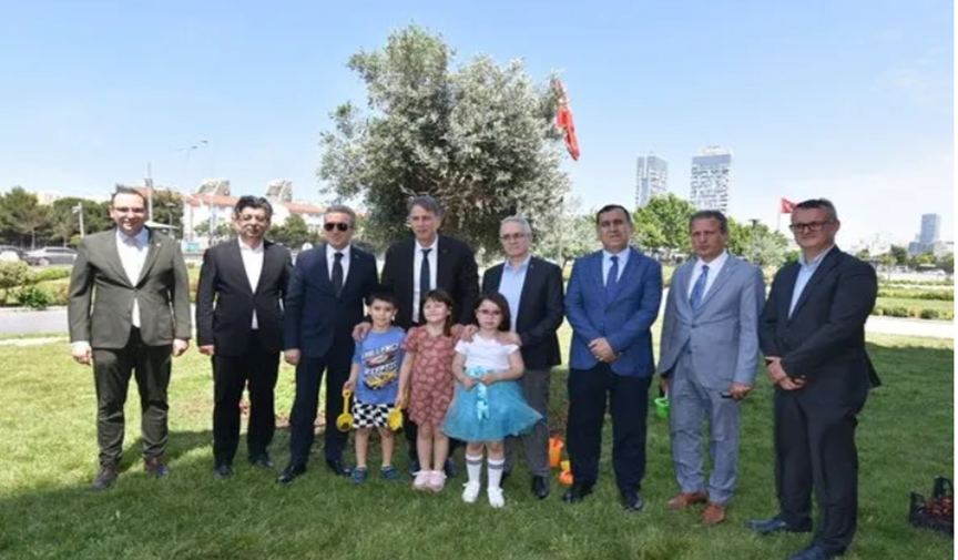 Başsavcı Zafer Koç, Anadolu Adliyesi bahçesinde çocuklarla ağaç dikti