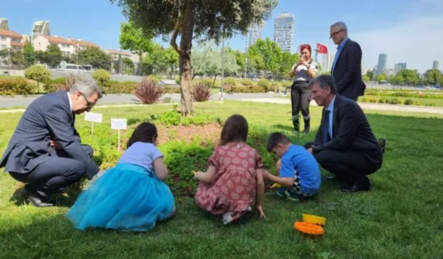 Başsavcı Zafer Koç, Anadolu Adliyesi bahçesinde çocuklarla ağaç dikti