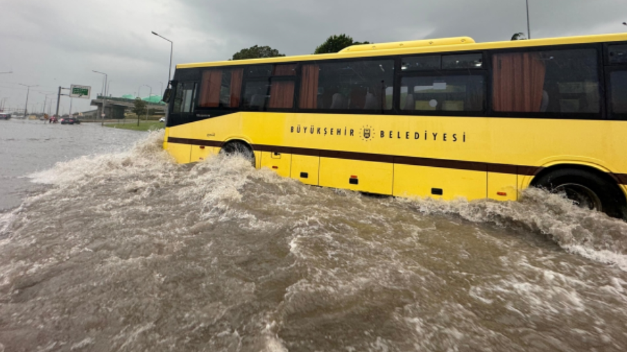 Metro durdu, otobüs durakları doldu