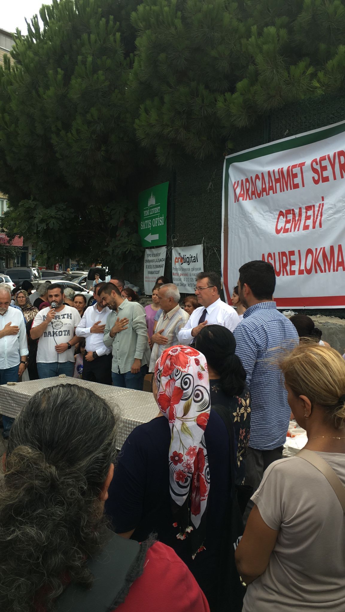 Sarıyer Belediye Başkanı Oktay Aksu aşure dağıttı