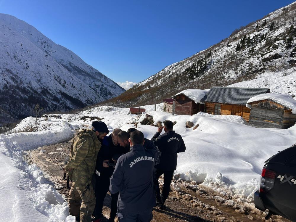 Ayı Saldırısından Kaçan 170 Koyun Ve Keçi Karlı Dağlarda Aranıyor2