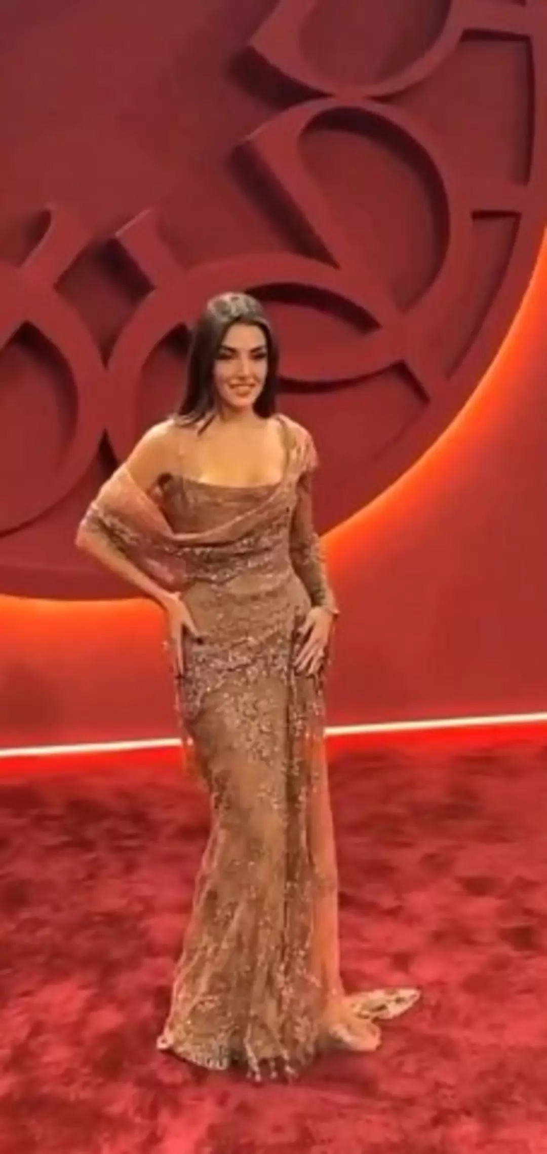 Hande Erçel-38