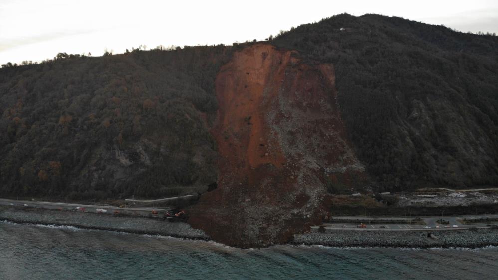 Artvin’de Heyelan! Karadeniz Sahil Yolu Ulaşıma Kapandı 2