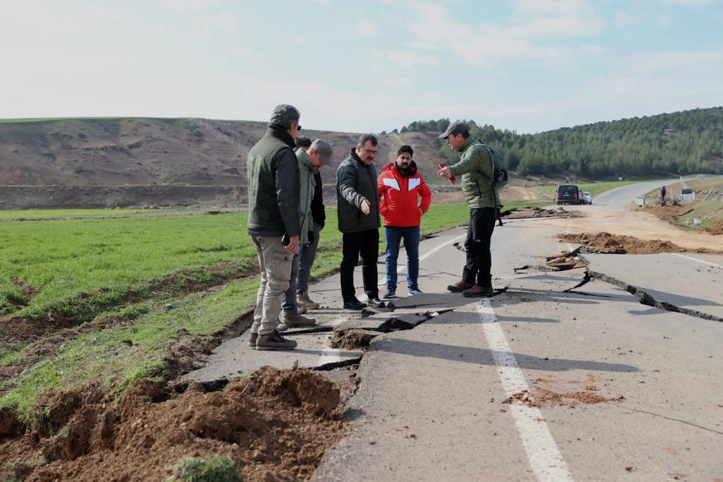 Uzmanlar deprem bölgesini inceledi